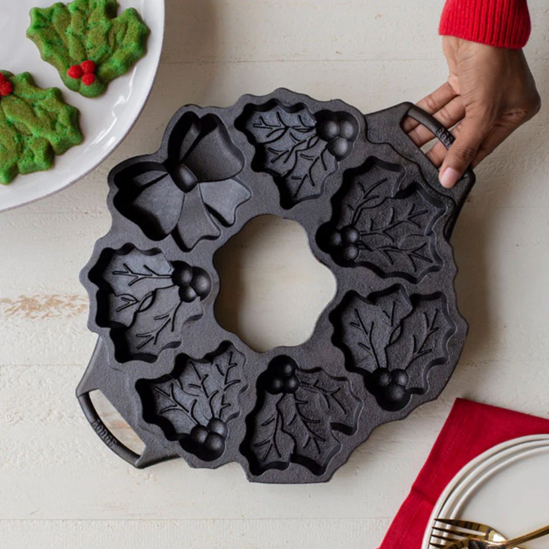 Lodge Seasoned Cast Iron Holiday Wreath Pan