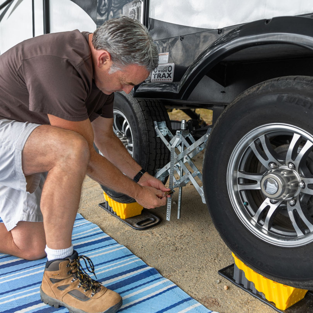 Camco Eaz-Lift RV 18-Inch Wheel Stop